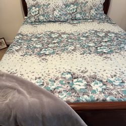 Reduce PriceEvery Thing Included For Queen Bedding Decor 