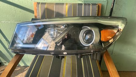 Kia Sedona  oem headlight driver side