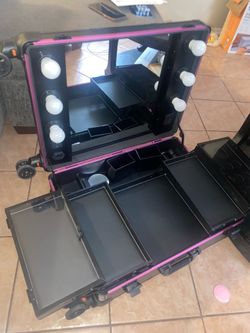 BYOOTIQUE rolling makeup train case with built-in LED vanity mirro