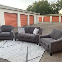 *FREE DELIVERY* COSTCO GRAY SOFA SET
RETAILS FOR: $1100+tax
ASKING: $600!
*Hablo Español!*
