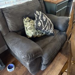 Oversized Power Recliner With Rechargeable Battery Pack 