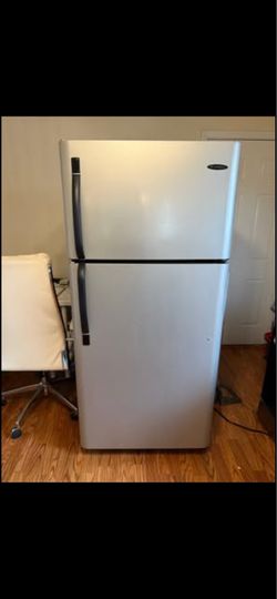 Frigidaire Top Freezer Refrigerator – Works Great