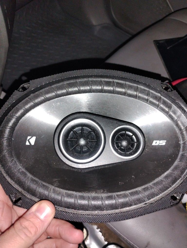 2 Kicker 6x9 Speakers