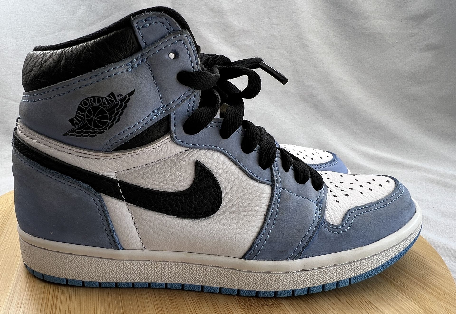 Jordan 1 Retro OG High University Blue Size 5 Boys Or Size 7 Women’s
