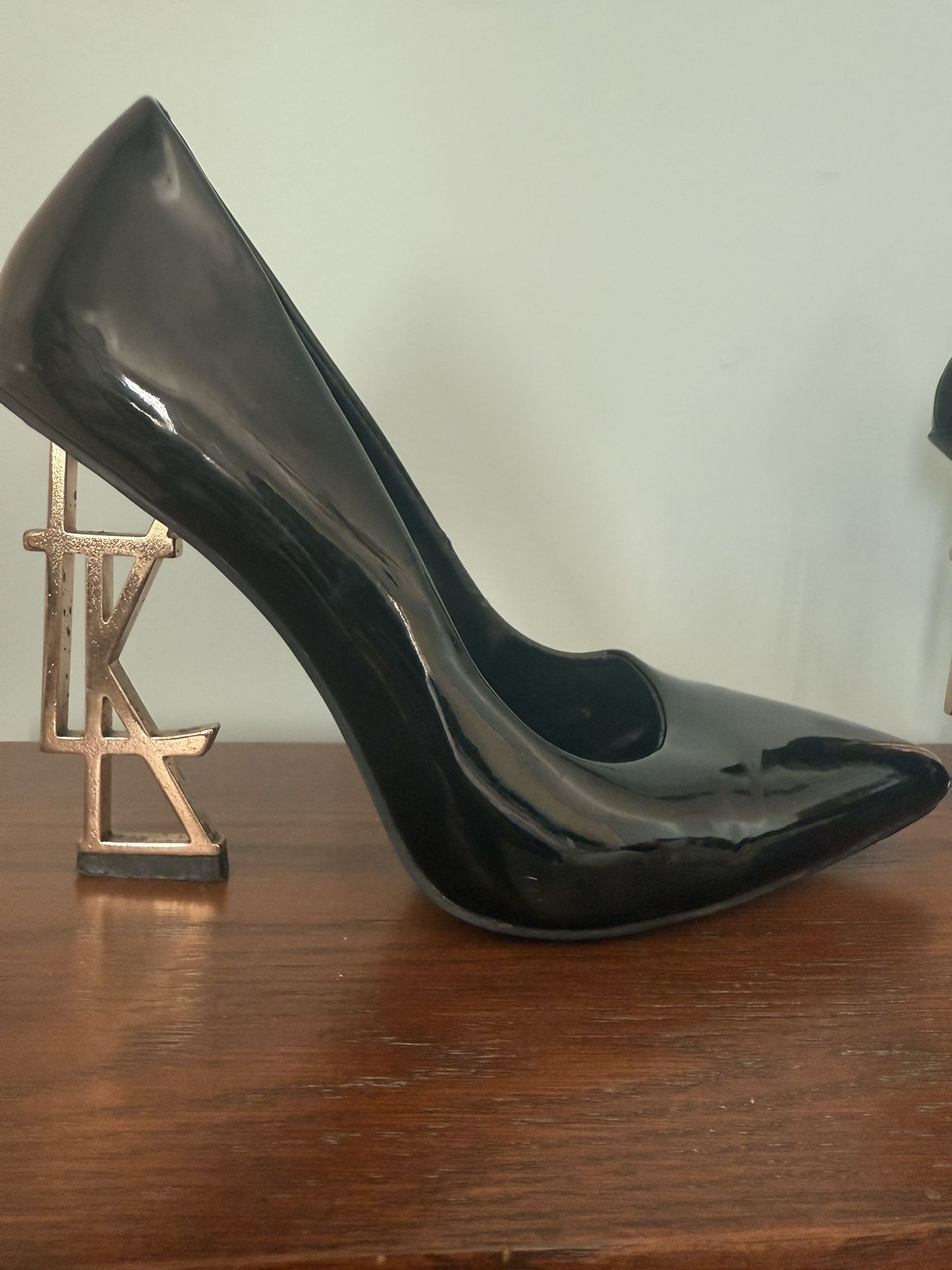 Black Point Shoe With Gold Heel Size 7 (size 5 UK