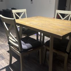 Dining table + 4 Chairs 