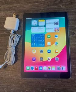 iPad 6th Gen 32GB, Wi-Fi, 9.7" screen + charger