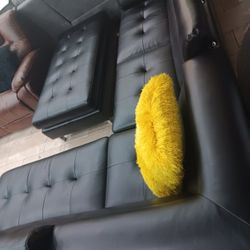 *Manager's Special*---Ibiza Modern Black Leather Sectional Sofa W/Ottoman---Delivery And Easy Financing Available 👏