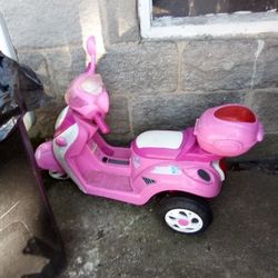 Girls Scooter No Charger Just Battery 40$