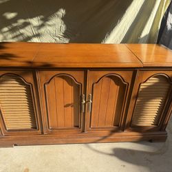 Antique Hutch/ Cabinet Record Player And AM/FM radio With Built In Speakers 