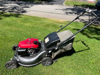 Like new Honda HHR216 Rear self propelled 21” Lawnmower with bagger