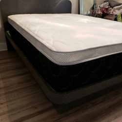 NEW QUEEN PILLOW TOP MATTRESS and BOX SPRING. Bed frame not included 👍