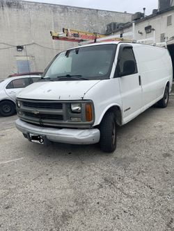 Van Chevrolet Express 3500 diesel.Year 2002
