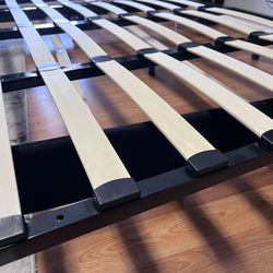 King sz Platform Bed with Wood Slat 