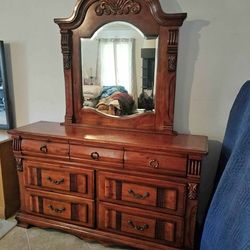 🎁Beautiful solid wood dresser with mirror And 2 nightstands🎁