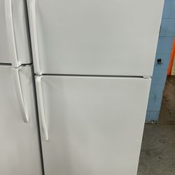 Gorgeous White 18 Cubic Foot Refrigerator 