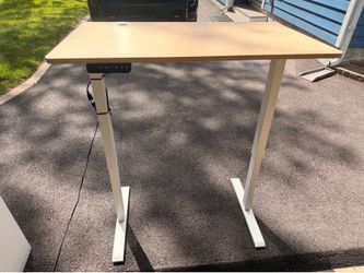 Electric standing adjustable desk
