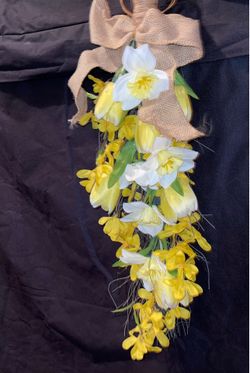 Decor. Door hanger. Spring. Artificial flowers. Fake flowers.