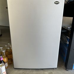 Sanyo Mini Fridge 