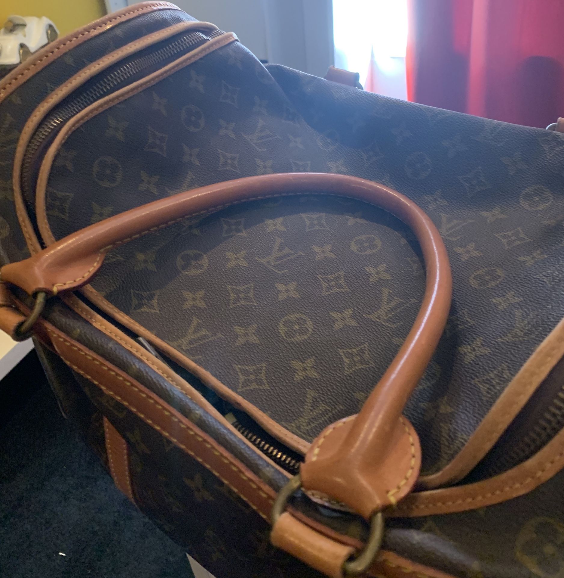 LOUIS VUITTON LUGGAGE 🧳 PIECE FOR SALE SERIOUS INQUIRES ONLY. THIS IS A VINTAGE PIECE THAT CAN ONLY BE APPRECIATED BY SOMEONE WHOM KNOW GOOD LOUIS VU
