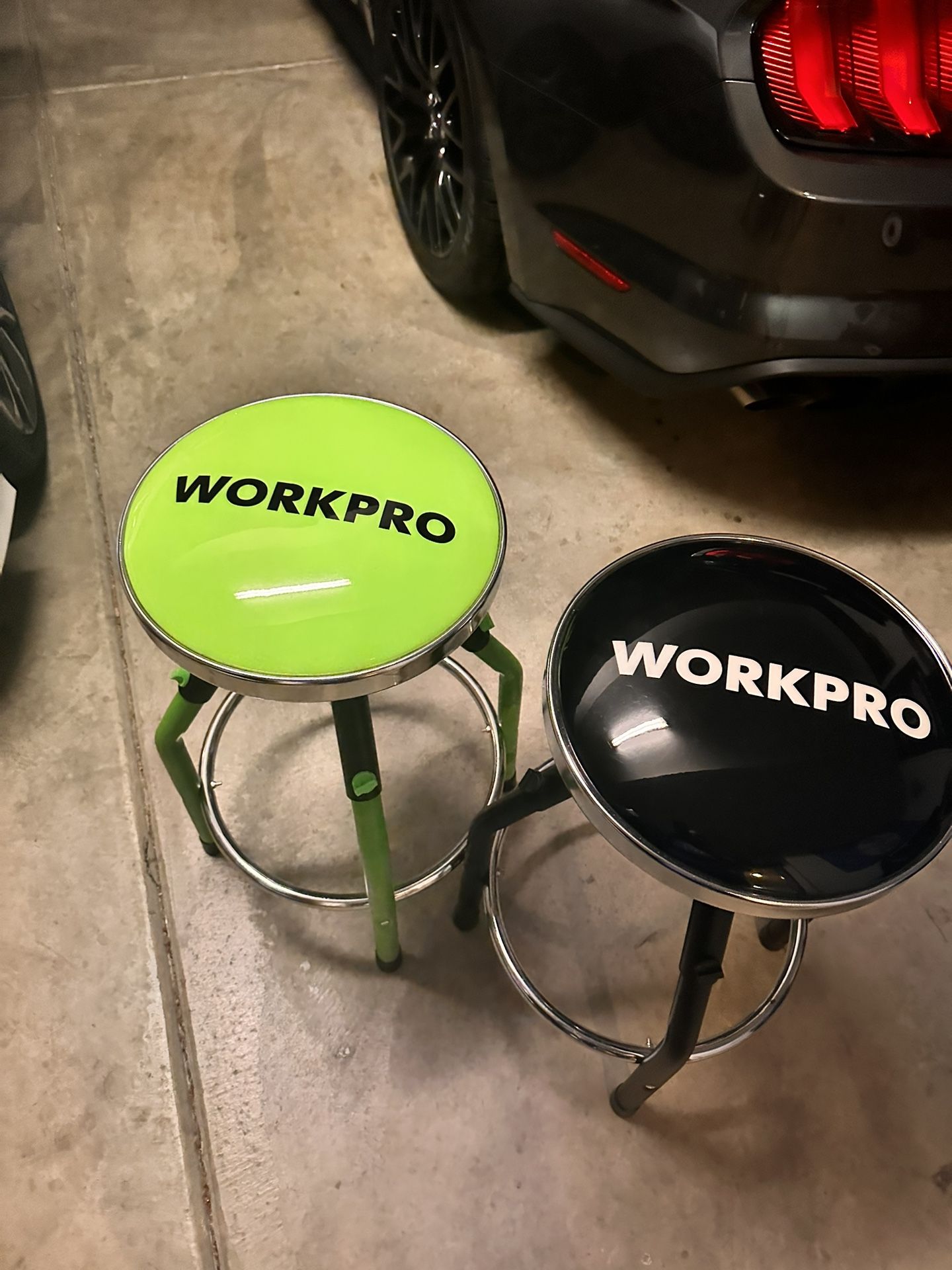 WORKPRO Heavy Duty Adjustable Hydraulic Shop Stool