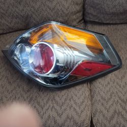 New 2010-2012 Nissan Headlight