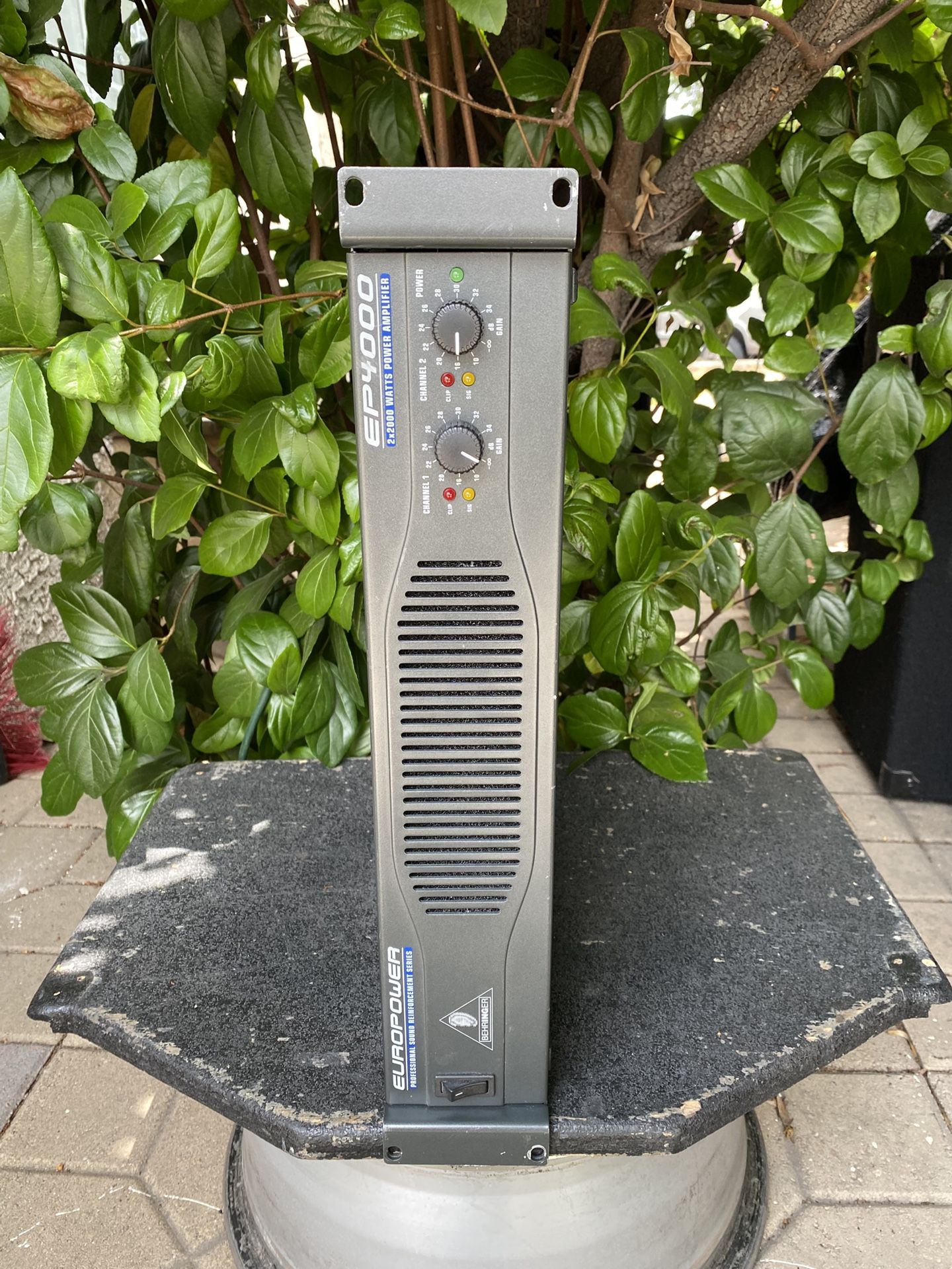 BEHRINGER AMPLIFIER