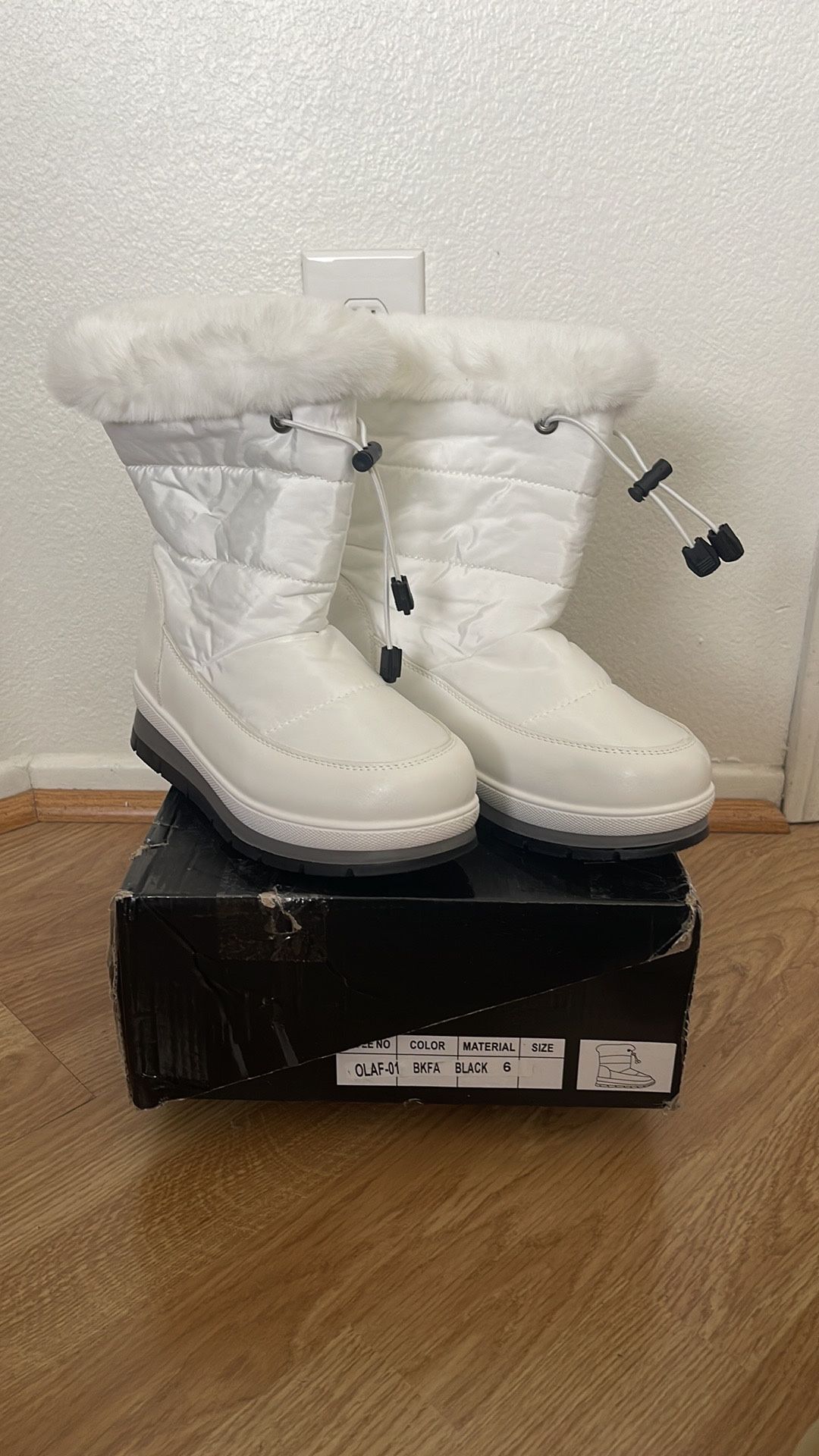 Women’s Boots Brand New Size 6. Snow Boots For Ladies