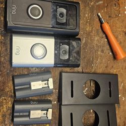 2 ring door bells with 3 batteries