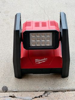 Milwaukee ROVER LED AC/DC Flood Light