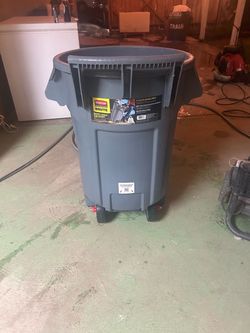 44” Brute trash Can