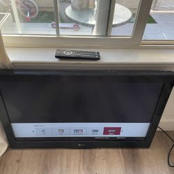 LG 32 Inch TV w/ Remote 