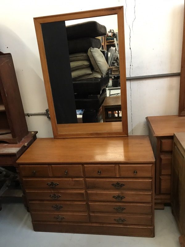 SPRAGUE & CARLETON SOLID ROCK MAPLE DRESSER WITH MIRROR