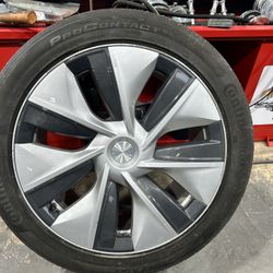 (1) ONE OEM 19” Tesla Model Y Gemini wheel and Tire 255/45r19 75% with Cap  Has rash and minor marks . No leaks no plugs   Firm 