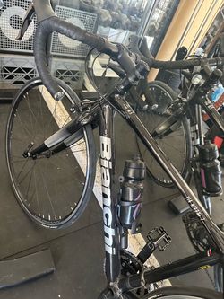 Bianchi Via Nirone 7 road bike 50 cm frame Like new has a black aluminum frame with a carbon fiber fork. This bicycle features a Shimano drivetrain