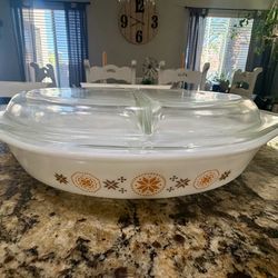 Vintage Pyrex Town 1.5 QT divided baking dish with clear lid