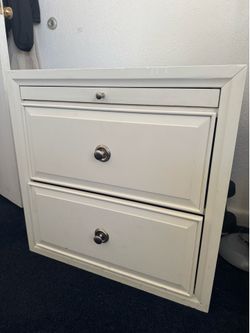 Rooms To Go Belcourt White Nightstand – Solid Wood, Great Condition