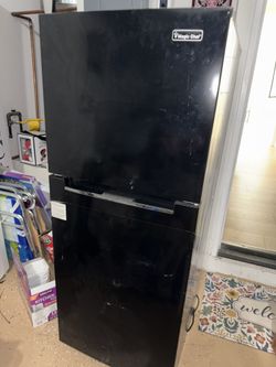 10.1 cu. ft. Top Freezer Refrigerator in Black