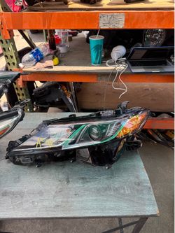 Toyota CAMRY LEFT USED OEM HEADLIGHT (2018-2020)