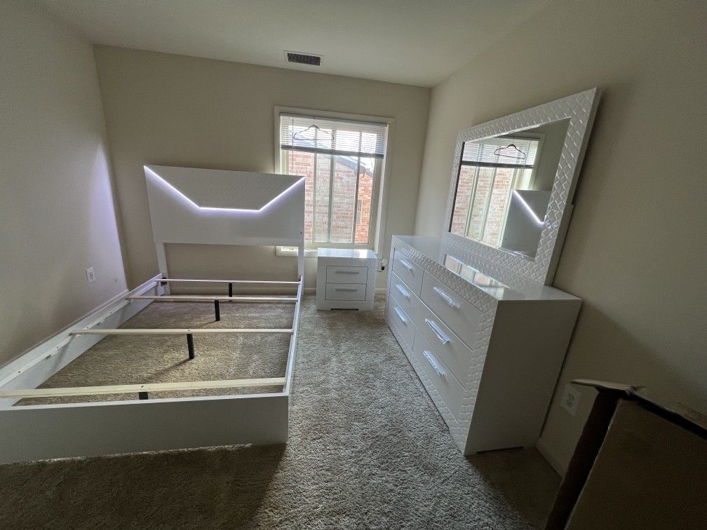 Brand New Gorgeous Blanca Model Queen Size Bed Dresser Mirror Nightstand And Chest Package Special