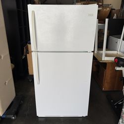 Frigidaire 14.8 cu. ft. Apartment Size Top-Freezer Refrigerator Very Clean and Good Condition 