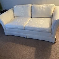 VINTAGE IVORY FLOWER LOVE SEAT SUPER CLEAN , NO RIPS OR STAI S, FROM PET FREE SMOKE FREE HOME