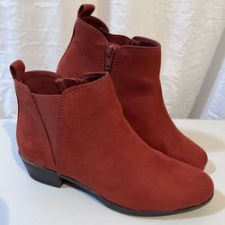 Woman’s size 10 suede ankle boots with zipper