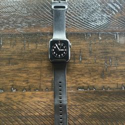 Black Apple Watch SE (GPS) 40mm with black band and charger