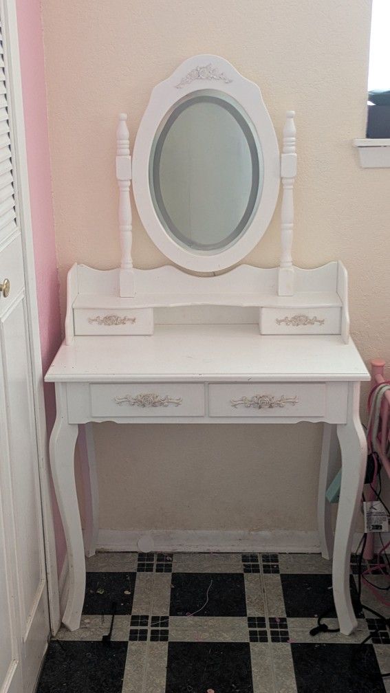 Vintage Looking Vanity With Portable Traveling Mirror