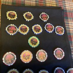 Las Vegas official tournament poker chips. 18 total 5 $1.00 4 $5.00 1 $25.00 5 $50.00 3 $100.00 chips