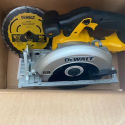 DEWALT CIRCULAR SAW 6-1/2  👍20V MAX NEW IN BOX TOOL ONLY  6-1/2  NEW $100 FIRM 