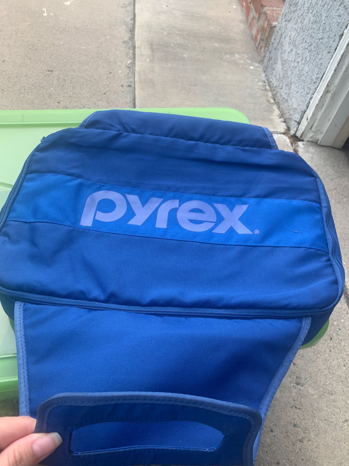 Pyrex carrying case and container