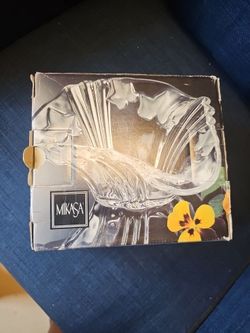 Mikasa Parisian Ivy Glass Bowl Frosted Leaf Clear Crystal