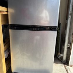 Insignia 3.0 Cu. Ft. Mini Refrigerator/Freezer Energy Star